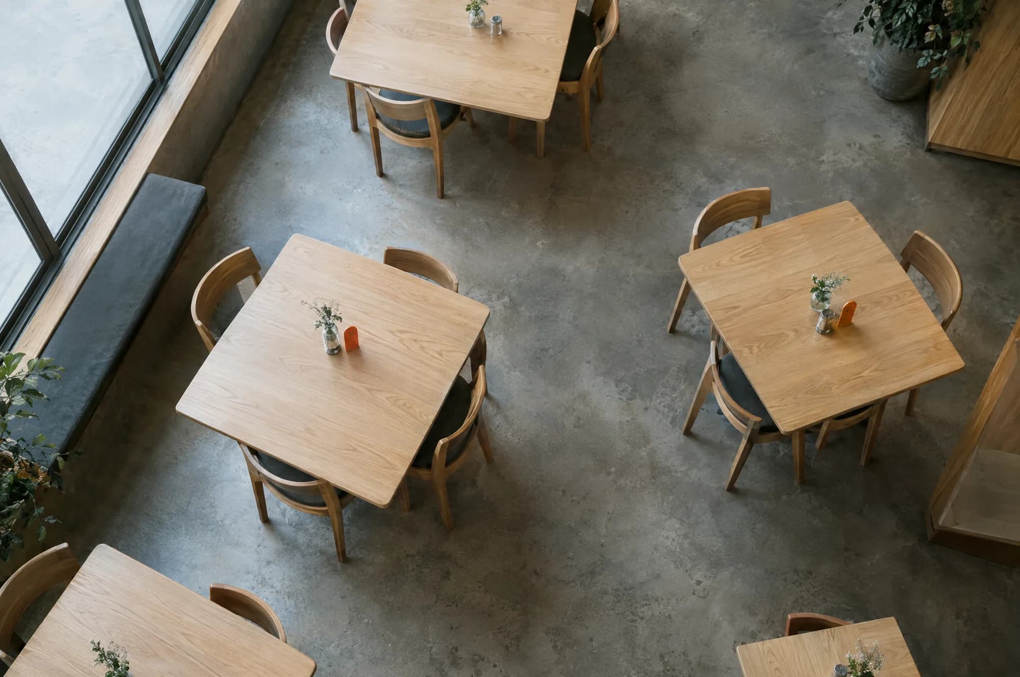 Tische eines Restaurants von oben gesehen